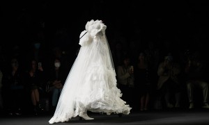 暗黑先锋设计师品牌ChundieZhu的《缠》在AW23上海时装周首秀