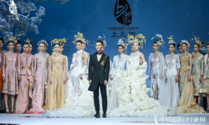 上久楷·边惠中2023高级定制全新系列《无为》亮相中国国际时装周，演绎宋锦诗意新国风