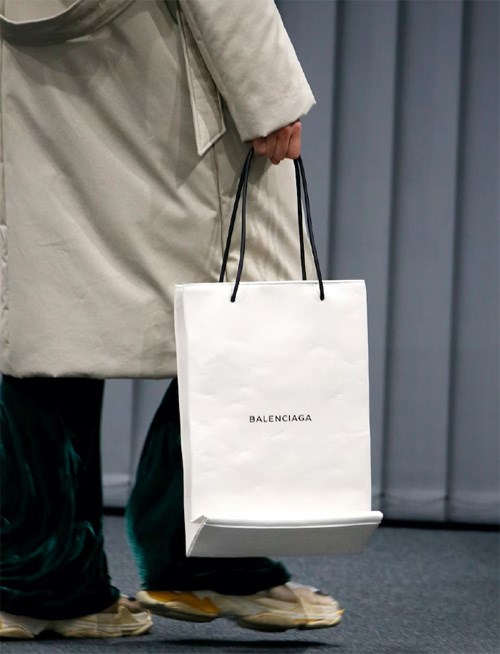 如果奢侈品包袋和普通纸袋没有区别 消费者还会买单吗